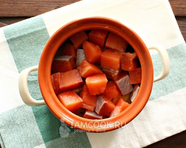 Кладём горбушу на картофель