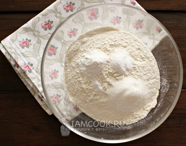 Соединить муку, сахар и соду