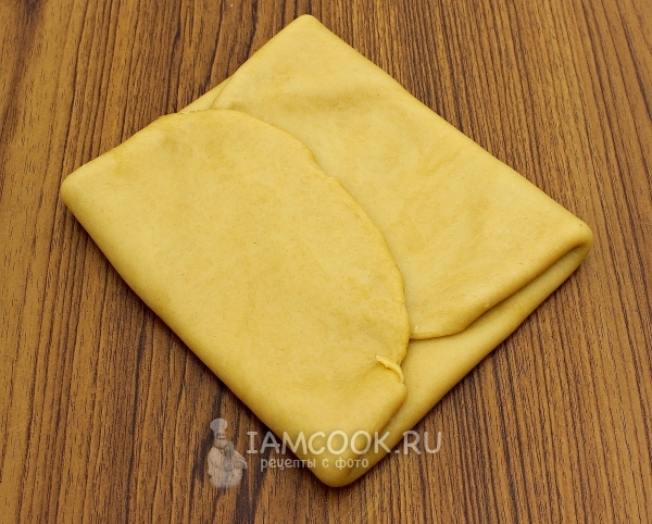 Сложить тесто конвертиком