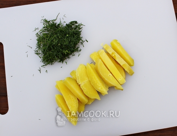 Порезать картофель и укроп