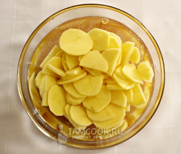 Положить картофель в воду