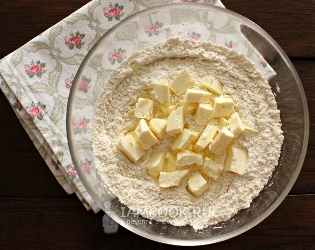 Положить масло