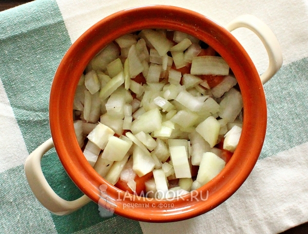 Насыпаем лук на рыбу