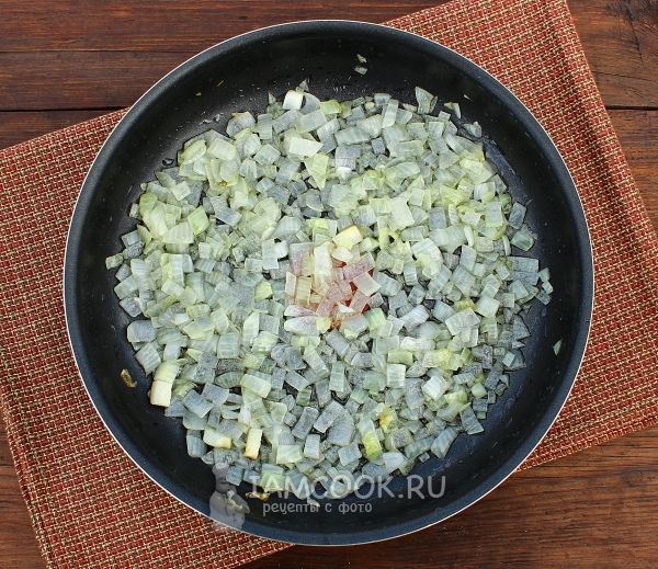 Обжарить лук