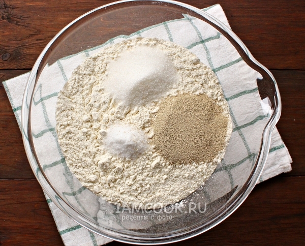 Соединить муку, соль, сахар и дрожжи