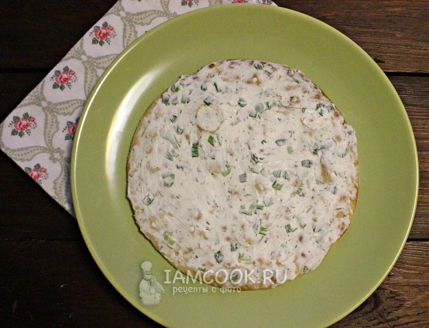 Смазать корж начинкой