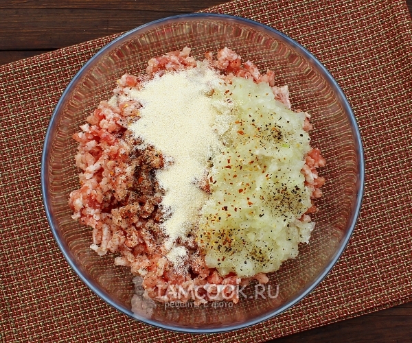 Соединить фарш, манку, лук и специи