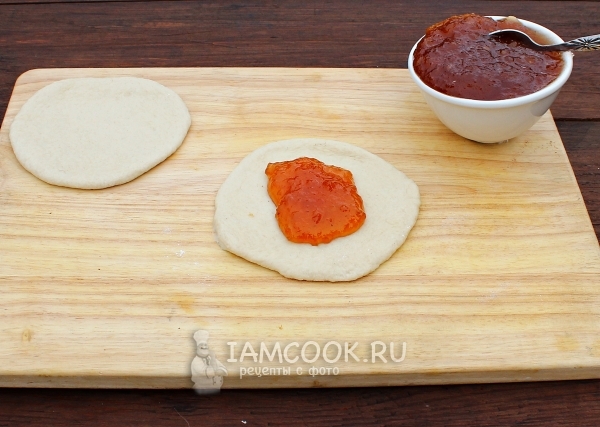 Положить на тесто повидло