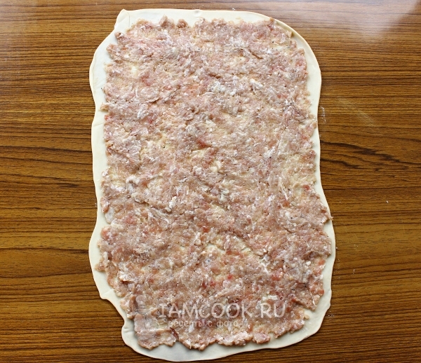 Выложить фарш на тесто