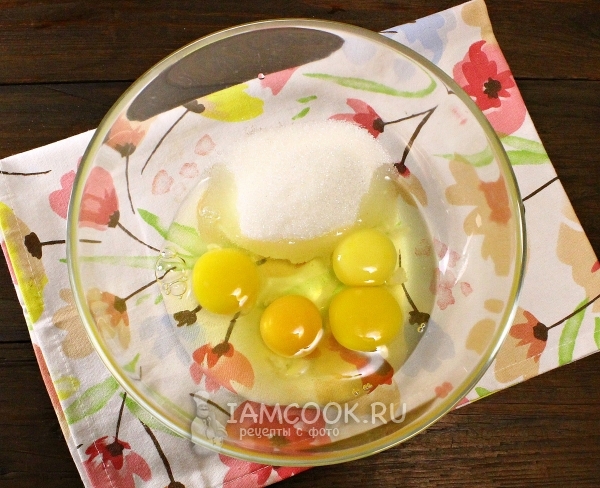 Соединить яйца и сахар