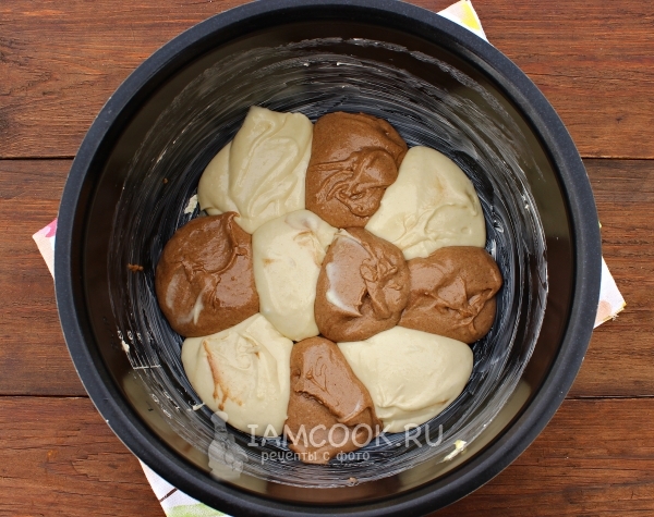 Выложить тесто в мультиварку