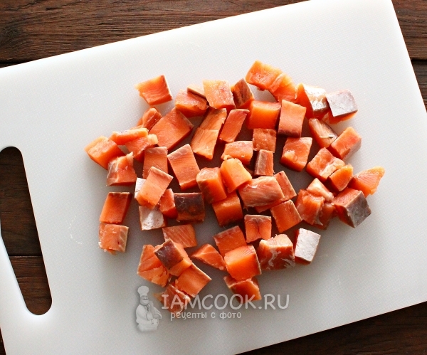 Нарезаем горбушу кусочками