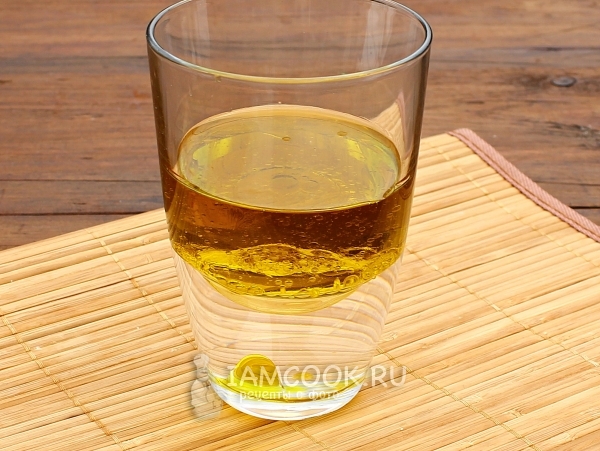 Налить в воду масло