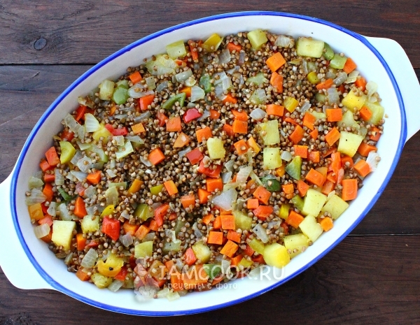 Выложить гречку с овощами в форму
