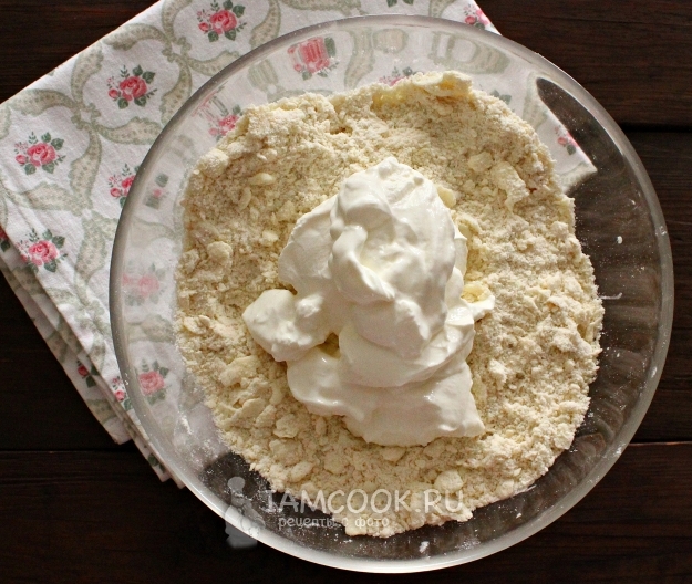 Положить сметану