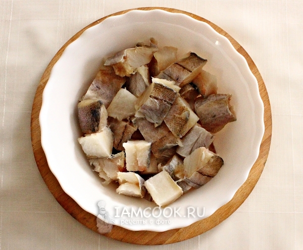 Порезать рыбу на кусочки
