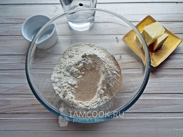 Соединить муку, дрожжи, соль и сахар