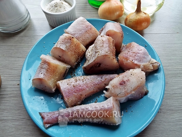 Посыпать рыбу солью и перцем