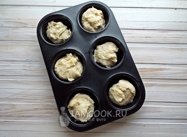 Выложить тесто в форму