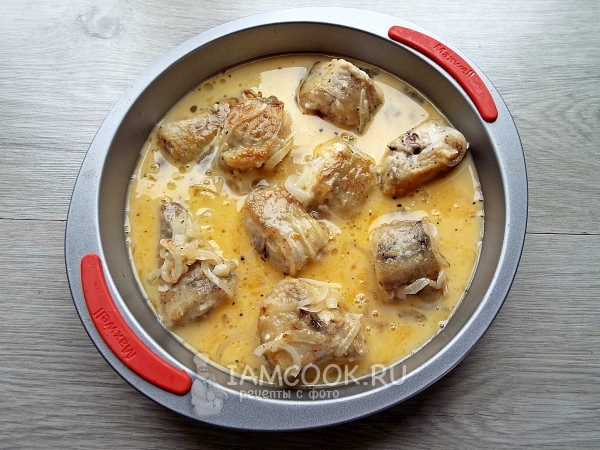 Влить яичную смесь