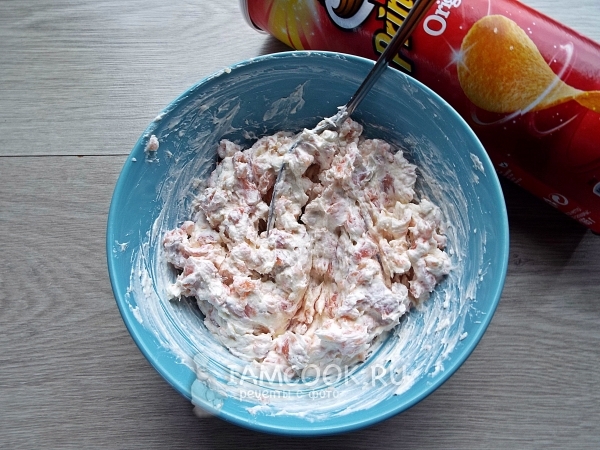 Размешать сыр с рыбой