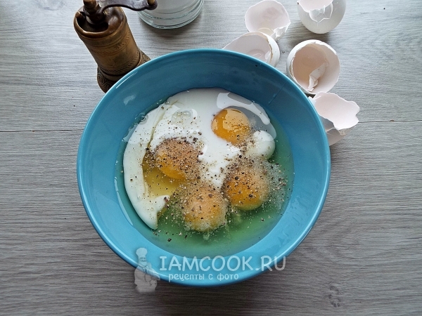 Соединить молоко, яйца, соль и перец