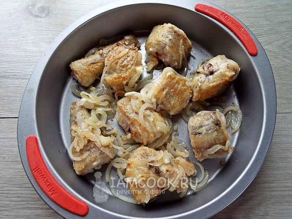 Обжарить рыбу с луком