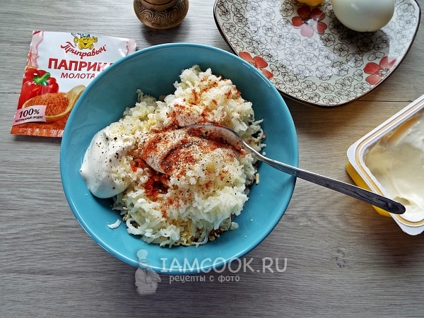 Положить сыр и специи