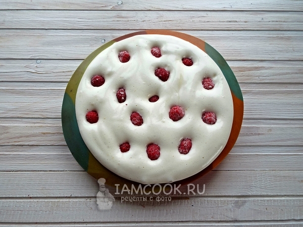 Положить ягоды малины