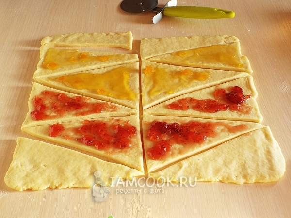 Смазать заготовки джемом