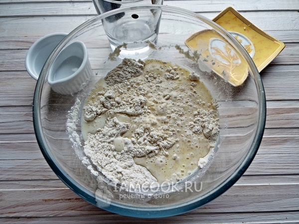 Влить молоко и масло