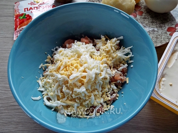 Соединить рыбу с яйцом