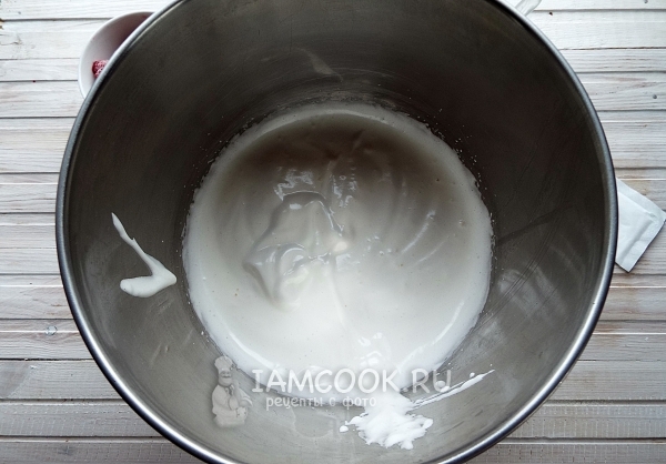 Взбить яйца с сахаром