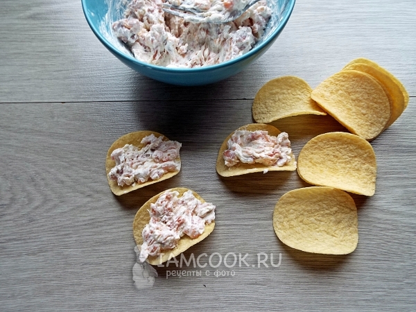 Положить сырную массу на чипсы