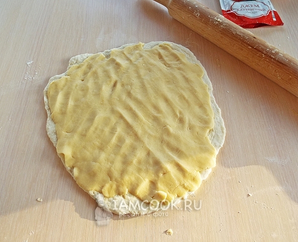 Раскатать (растянуть) оба вида теста и наложить друг на друга