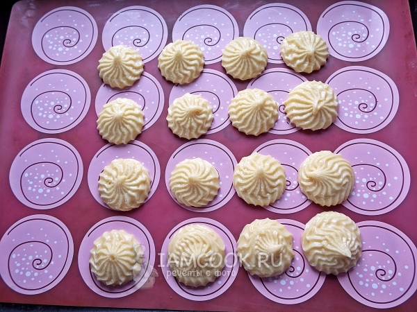 Отсадить тесто на противень