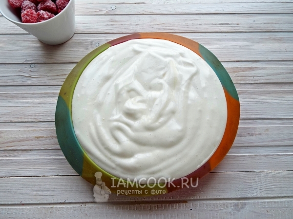 Выложить тесто в форму