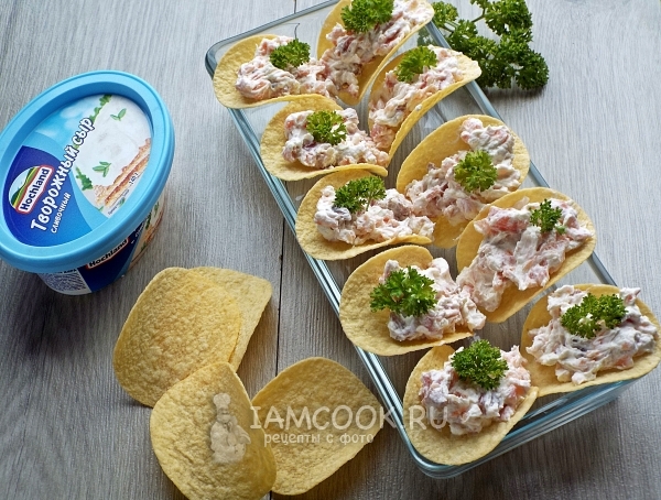 Фото закуски на чипсах с малосольной рыбой и сливочным сыром