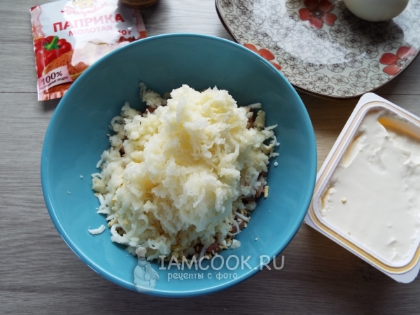 Добавить тертый картофель