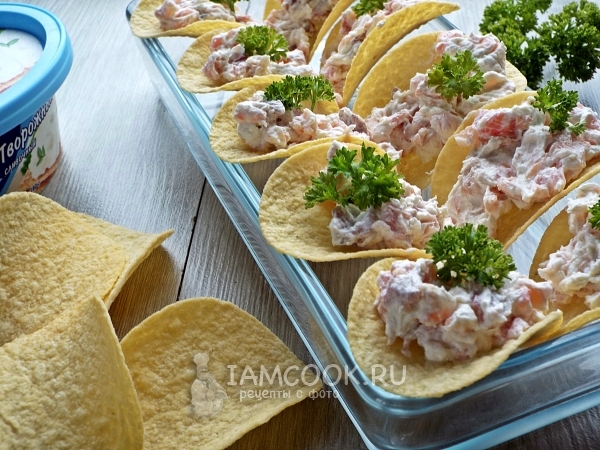 Рецепт закуски на чипсах с малосольной рыбой и сливочным сыром