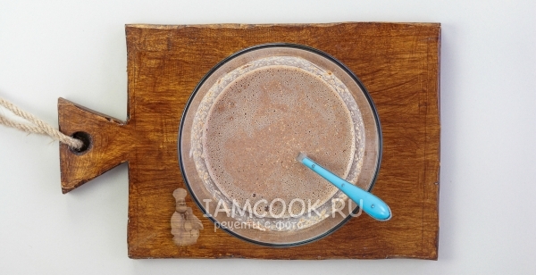 Соединить жидкую и сухую смеси