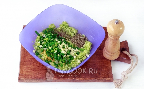 Добавить чеснок, лук и специи