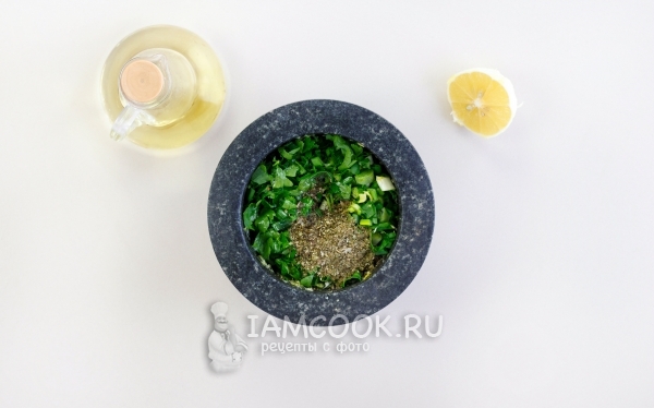 Добавить зелень и специи