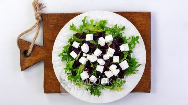 Положить кубики сыра