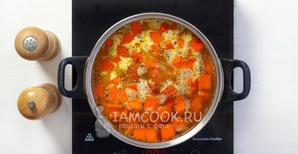 Добавить бульон, соль и перец