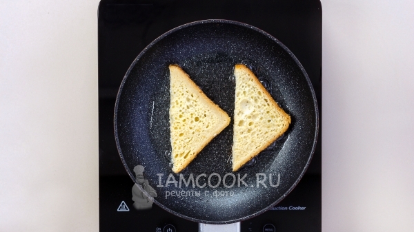 Положить хлеб на сковороду