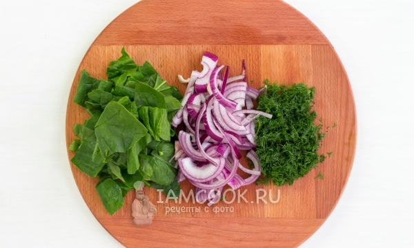 Порезать лук, шпинат и укроп