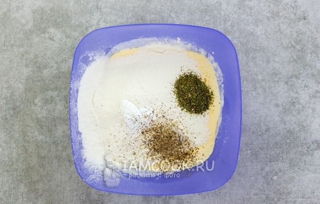 Всыпать муку, соль и перец