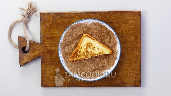 Обвалять хлеб в сахаре с корицей