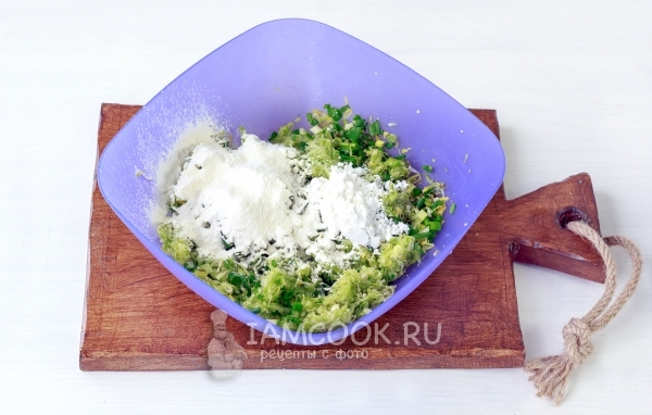 Всыпать муку и крахмал